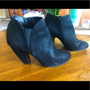 Women’s Candie’s ankle booties size 9.5